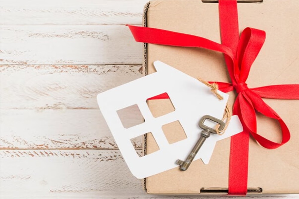 Hogyan lehet illetékmentesen ajándékozni ingatlant a családon belül?